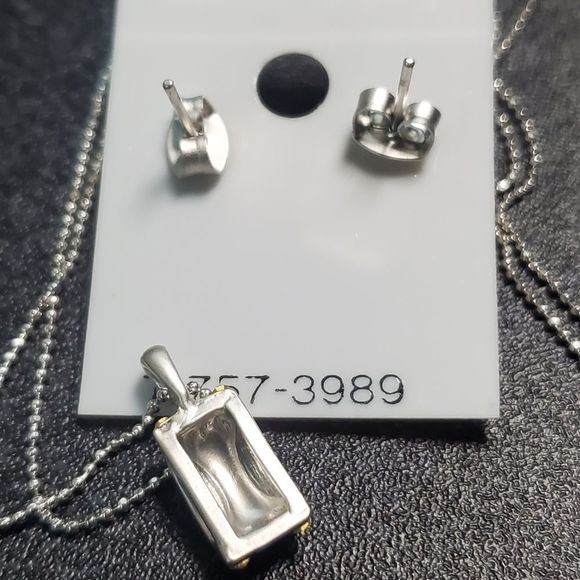 Set of Crystal Silver Tone Earring and Necklace - Picture 4 of 5